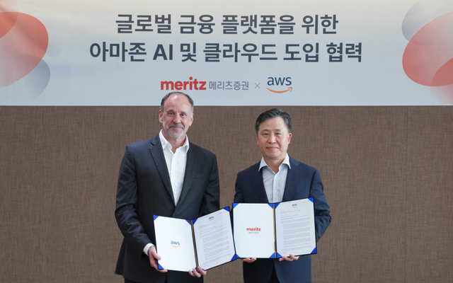 ⓒAP신문(AP뉴스)/ 이미지 제공 = 메리츠증권 ▲지난 4일 메리츠증권 본사에서 열린 협약식에서 장원재 메리츠증권 대표이사(오른쪽)가 하이메 발레스 AWS 아시아·태평양·일본 총괄 부사장과 기념사진을 촬영하고 있다.