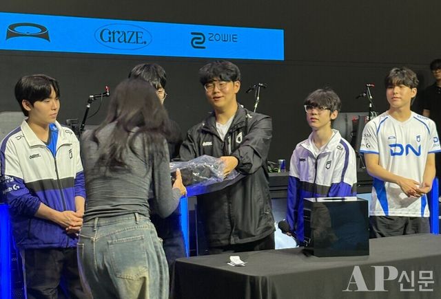 ⓒAP신문(AP뉴스) ▲6일 서울 잠실 DN콜로세움에서 열린 ‘DNF WATCH PARTY(이하 워치파티)’에서 ‘살루트’ 우제현 선수가 럭키드로우 이벤트에 당첨된 팬에게 경품을 주고 있다.