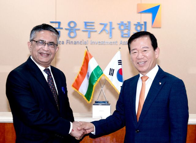 ©AP신문(AP뉴스)/이미지 제공 = 금융투자협회 ▲서유석 금융투자협회장(오른쪽)과 아시쉬 쿠마르 초한 인도국립증권거래소 대표가 8일 여의도 금투협 회의실에서 한국과 인도 간 금융투자 협력 간담회를 가진 후 기념 촬영을 하고 있다.