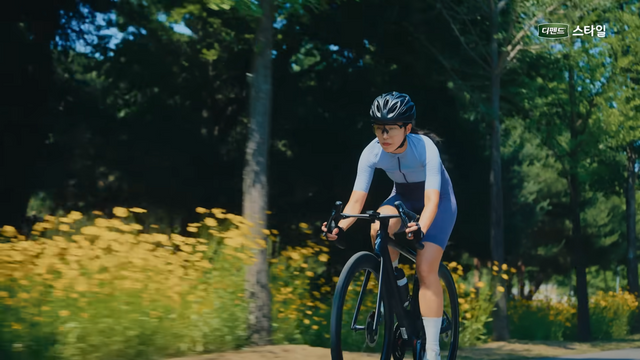 [AP신문 광고평론 No.1340]&nbsp; ​​​​​​​야외에서 자전거를 타는 모습. 사진 유한킴벌리 유튜브 캡처ⓒAP신문(AP뉴스)