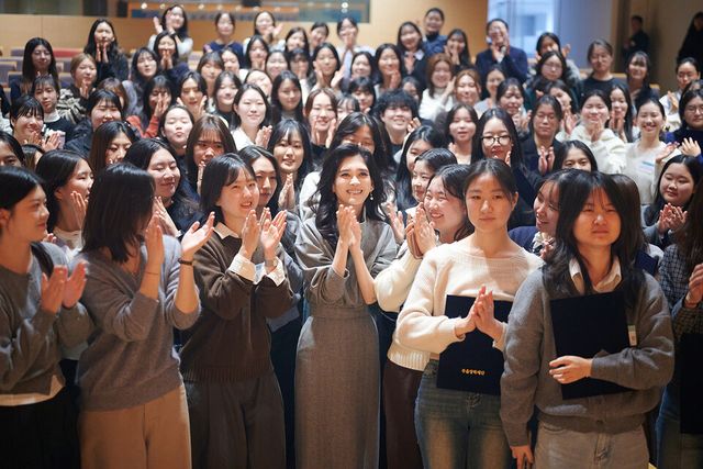 ©AP신문(AP뉴스)/이미지 제공 = 두을장학재단 ▲9일 서울시 용산구 소재 리움미술관 대강당에서 진행된 두을장학재단 ‘2026년 장학증서 수여식’에서 이부진 이사장과 신규 장학생이 기념 촬영을 하고 있다.