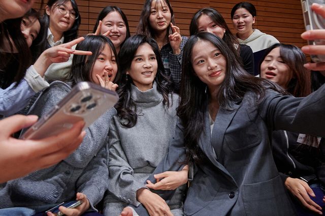 ©AP신문(AP뉴스)/이미지 제공 = 두을장학재단 ▲9일 서울시 용산구 소재 리움미술관 대강당에서 진행된 두을장학재단 ‘2026년 장학증서 수여식’에서 이부진 이사장과 신규 장학생이 기념 촬영을 하고 있다.