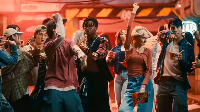 [AP신문 광고평론 No.1458] ​​​​​​​신라면을 즐기는 세계인의 모습. 사진 농심 유튜브 캡처ⓒAP신문(AP뉴스)