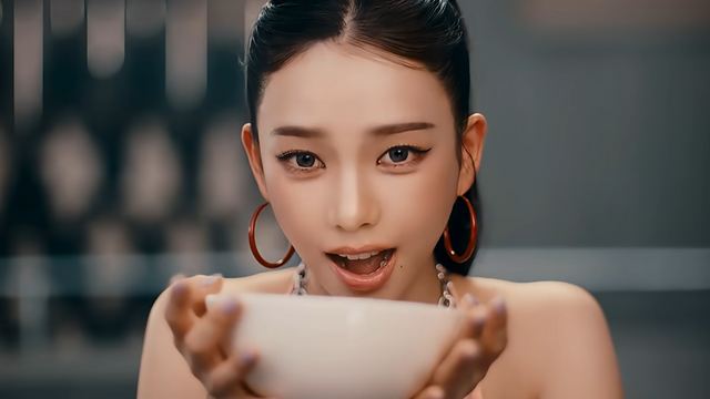 [AP신문 광고평론 No.1458] ​​​​​​​신라면을 먹고 있는 에스파 멤버 카리나. 사진 농심 유튜브 캡처ⓒAP신문(AP뉴스)