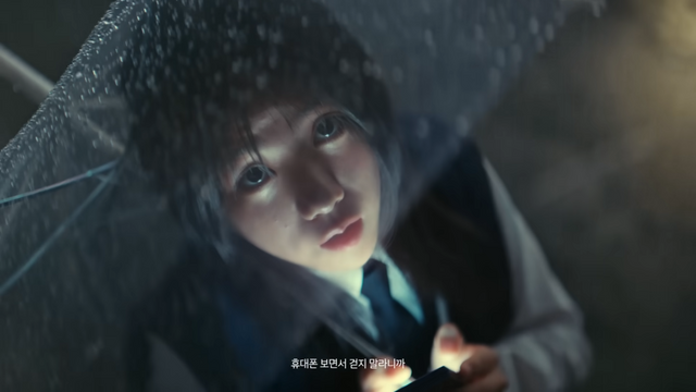 [AP신문 광고평론 No.1461]&nbsp; ​​​​​​​비 오는 날 길을 걷는 아이를 지켜보는 엄마의 시선으로 전개된다. 사진 현대모비스 유튜브 캡처ⓒAP신문(AP뉴스)