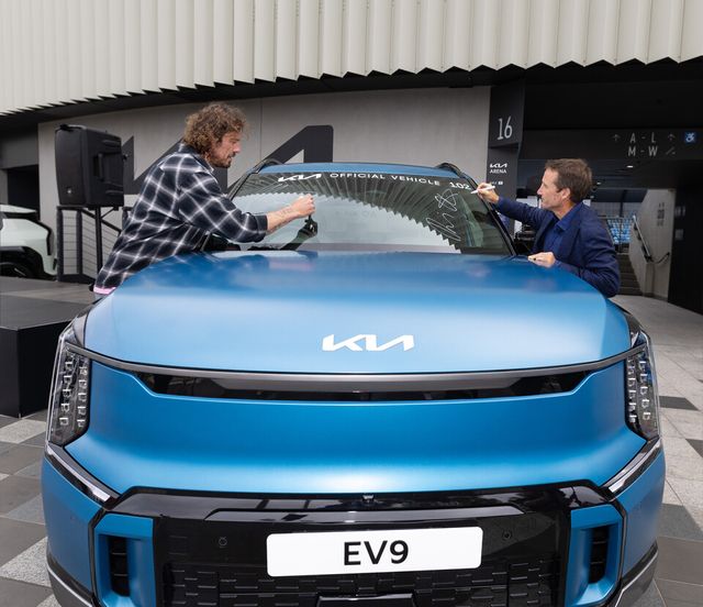 ©AP신문(AP뉴스)/이미지 제공 = 기아 ▲대회 공식 차량 중 EV9에 사인하고 있는 러시아 테니스 레전드 마라트 사핀(Marat Safin)과 호주 경마 레전드이자 기아 호주법인 앰버서더 데이미언 올리버(Damien Oliver)