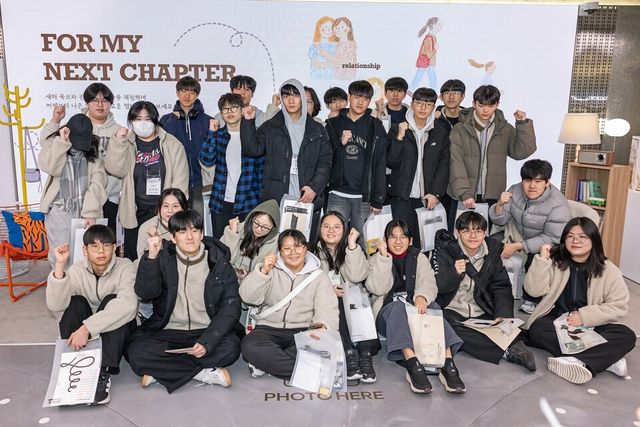 ©AP신문(AP뉴스)/이미지 제공 = SK텔레콤 ▲T팩토리 성수를 방문한 학생들과 선생님들이 기념 촬영을 하고 있다.