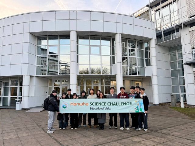 ©AP신문(AP뉴스)/이미지 제공 = 한화그룹 ▲'한화사이언스챌린지 2025' 수상자들이 막스프랑크 고분자 연구소에서 기념촬영을 하고 있다.