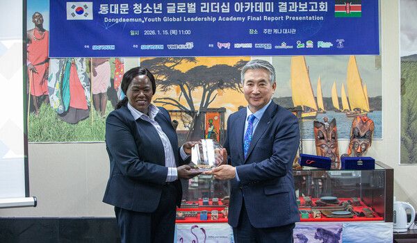 ⓒAP신문(AP뉴스) /&nbsp;에미 킵소이 주한케냐대사가 김영철 바인그룹 회장에게 한국과 케냐 양국 청소년 교류 증진에 힘써준 공로로 감사패를 전달하고 있다.&nbsp;사진 제공‘바인그룹’