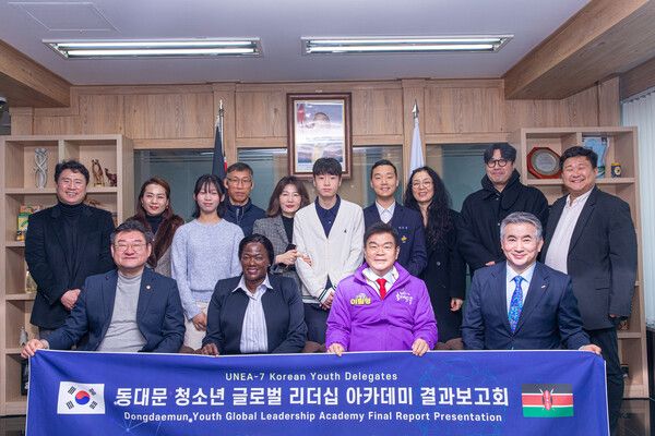 ⓒAP신문(AP뉴스) /&nbsp;15일 서울 용산구 한남동 주한케냐대사관에서 열린 ‘동대문 청소년 글로벌 리더십 아카데미’ 결과보고회에서 참가학생들과 학부모, 내빈자들이 기념촬영을 하고 있다. 사진 앞줄 왼쪽부터 박상혁 서울시의회 교육위원장, 에미 킵소이 주한케냐대사, 이필형 동대문구청장, 김영철 바인그룹 회장.&nbsp;사진 제공‘바인그룹’