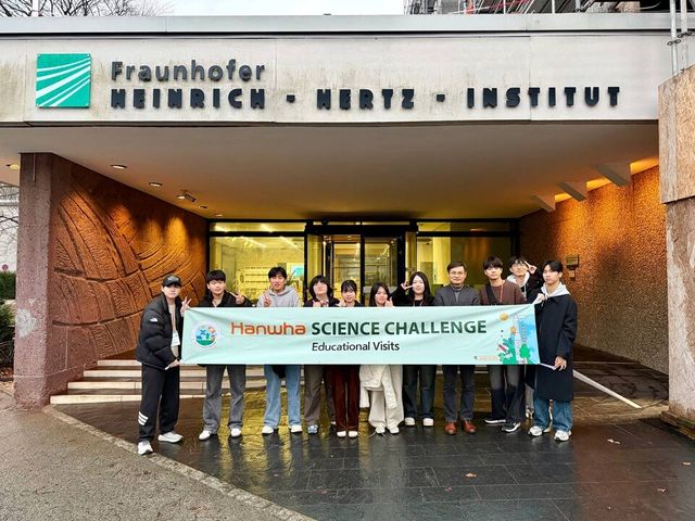 ©AP신문(AP뉴스)/이미지 제공 = 한화그룹 ▲'한화사이언스챌린지 2025' 수상자들이 프라운호퍼 광통신 연구소에서 기념촬영을 하고 있다.