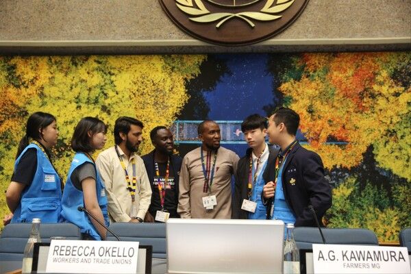 ⓒAP신문(AP뉴스) / 지난해 12월 7일 케냐 나이로비에서 열린 제7차 유엔환경총회 부대행사인 ‘유엔청년환경총회’에 참석한 한국 학생들이 유엔 관계자들과 대화하고 있다. 사진 왼쪽부터 권소정·권나현 학생, 유엔 관계자, 최연우·이도열 학생.&nbsp;사진 제공‘바인그룹’