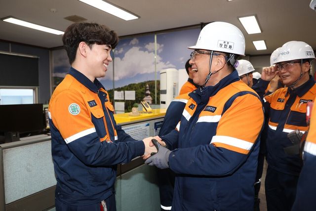 ©AP신문(AP뉴스)/이미지 제공 = 포스코홀딩스 ▲장인화 포스코그룹 회장은 새해 첫 행보이자 현장경영의 일환으로 포항제철소를 찾아 임직원을 격려했다.