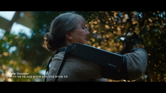 [AP신문 광고평론 No.1465]&nbsp; ​​​​​​​어깨 관절 부담을 줄이는 산업용 웨어러블 로봇 X-ble shoulder. 사진 현대자동차그룹 유튜브 캡처ⓒAP신문(AP뉴스)