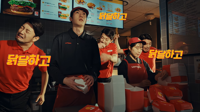 [AP신문 광고평론 No.1467]&nbsp; ​​​​​​​침착맨이 롯데리아 직원들을 닦달하고 있다. 사진 리아버거가게 유튜브 캡처ⓒAP신문(AP뉴스)