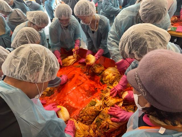 ©AP신문(AP뉴스)/이미지 제공 = 동아쏘시오홀딩스 ▲동아쏘시오그룹 신입사원들이 이웃에게 전달할 김치 속을 채우며, 정성스럽게 김치를 버무리고 있다.