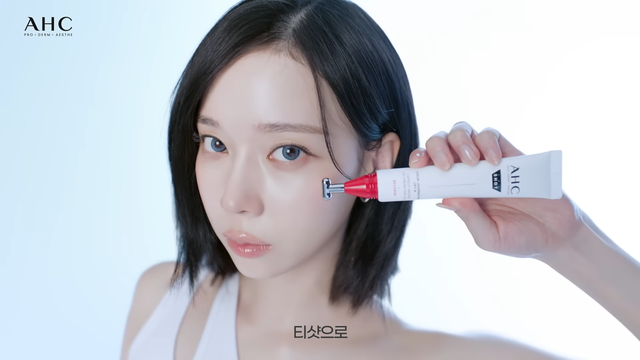 [AP신문 광고평론 No.1471]&nbsp; AHC가 에스파 윈터와 함께 T-SHOT 아이크림 캠페인을 공개했다. 사진 AHC 유튜브 캡처ⓒAP신문(AP뉴스)