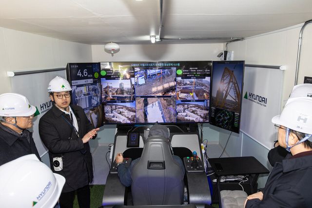 ©AP신문(AP뉴스)/이미지 제공 = 현대건설 ▲국토교통부, 동반성장위원회, 경기도청 등 유관 공공기관 및 스마트건설 관계자들이 현대건설의 ‘원격제어 타워크레인’ 기술 시연회를 참관하고 있다.