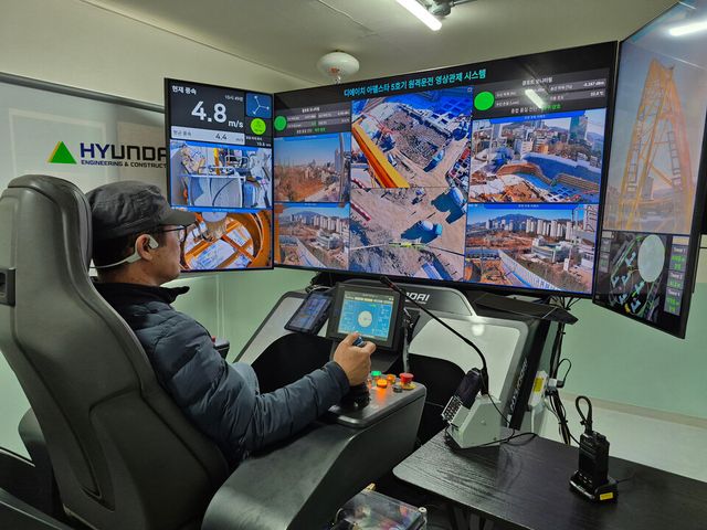 ©AP신문(AP뉴스)/이미지 제공 = 현대건설 ▲타워크레인 조종사가 현대건설이 개발한 ‘원격 조종실’에서 타워크레인을 조종하고 있다.