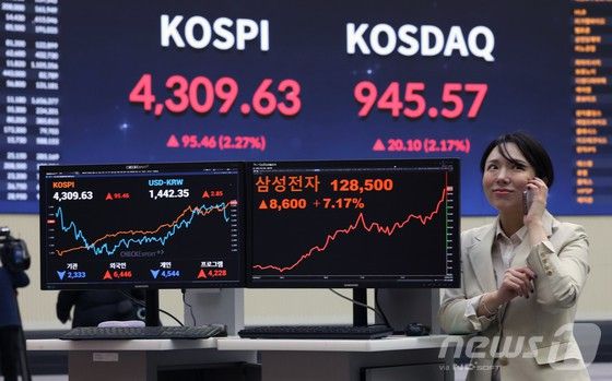 코스피가 새해 첫 거래일에 4300선을 돌파하며 사상 최고치를 경신한 2일 오후 서울 여의도 한국거래소 모니터에 삼성전자 주가가 표시되고 있다. 삼성전자는 전일 대비 7.17% 오른 12만8500원에 마감하며 신고가를 경신했다. 뉴스1.&nbsp;