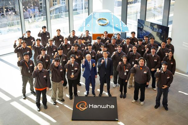 ©AP신문(AP뉴스)/이미지 제공 = 한화그룹 ▲한화그룹 김승연 회장과 김동관 부회장이 한화시스템 제주우주센터 임직원들과 VLEO UHR SAR 위성 실물모형 앞에서 기념사진을 촬영하고 있다.
