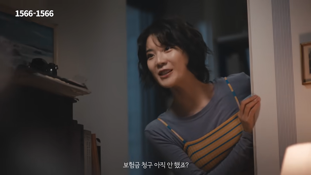 [AP신문 광고평론 No.1642]&nbsp; ​​​​​​​가족의 보험비 청구를 챙기는 자녀의 모습. 사진 AXA손해보험&nbsp;유튜브 캡처ⓒAP신문(AP뉴스)