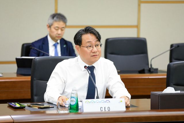 ©AP신문(AP뉴스)/이미지 제공 = LH ▲이성훈 LH 사장이 지난 28일 경남 진주 LH 본사에서 열린 보상현안회의를 주재하고 있다.