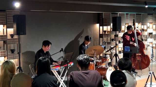 지난 4일 스타벅스 장충라운지R점에서 청년 아티스트들이 ‘별빛 라이브’ 공연을 펼치고 있다. [사진 = 스타벅스코리아]