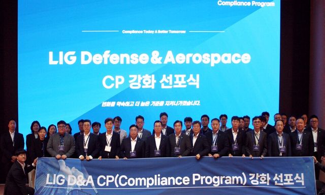LIG D&A 임직원들이 10월 6일에 진행된 CP(Compliance Program) 강화 선포식을 마친 후 기념사진을 촬영하고 있다. [사진 = LIG D&A]