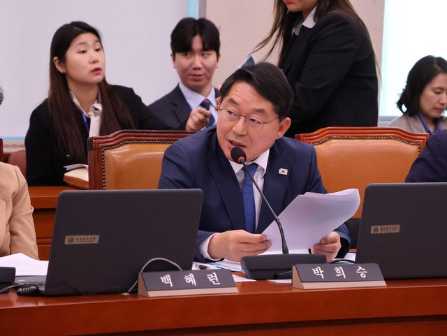 국회 산업통상자원중소벤처기업위원회 소속 박희승 더불어민주당 의원(남원·장수·임실·순창)은 6일 열린 산업통상부 국정감사에서 김정관 장관에게 수소차 산업 활성화를 위한 수소충전소 확대와 범부처 통합관리 체계 구축을 촉구했다. [사진 = 박희승 의원실]