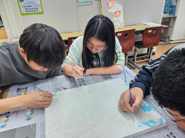 ©AP신문(AP뉴스)/이미지 제공 = KB금융지주 ▲연장돌봄 서비스를 제공하고 있는 마을돌봄시설에서 아이들이 미술 활동을 하고 있다.