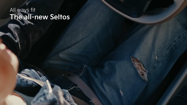 [AP신문 광고평론 No.1483]&nbsp; ​​​​​​​셀토스를 모는 운전자가 입은 청바지를 강조한다. 사진 기아 유튜브 캡처ⓒAP신문(AP뉴스)