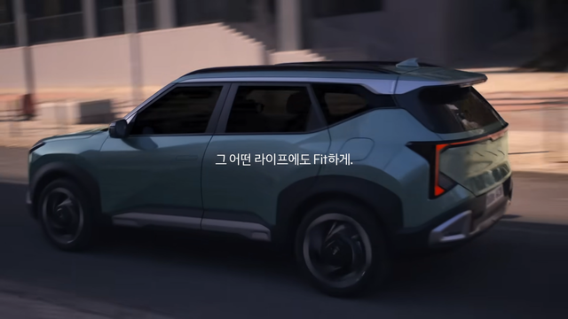 [AP신문 광고평론 No.1483]&nbsp; ​​​​​​​'fit'(잘 맞는다)이란 키워드를 통해 청바지와 셀토스를 연결한다. 사진 기아 유튜브 캡처ⓒAP신문(AP뉴스)