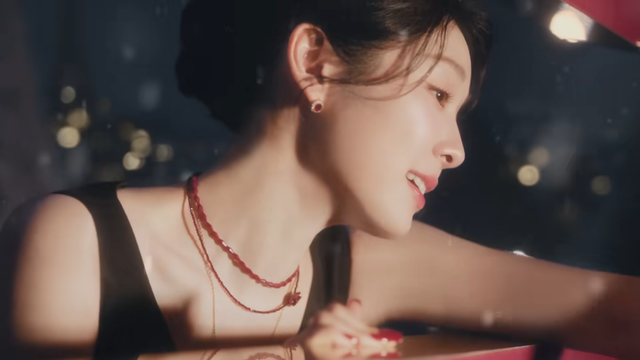 [AP신문 광고평론 No.1474]&nbsp; ​​​​​​​커다란 보석함을 열어보는 김연아. 사진 롯데웰푸드 유튜브 캡처ⓒAP신문(AP뉴스)