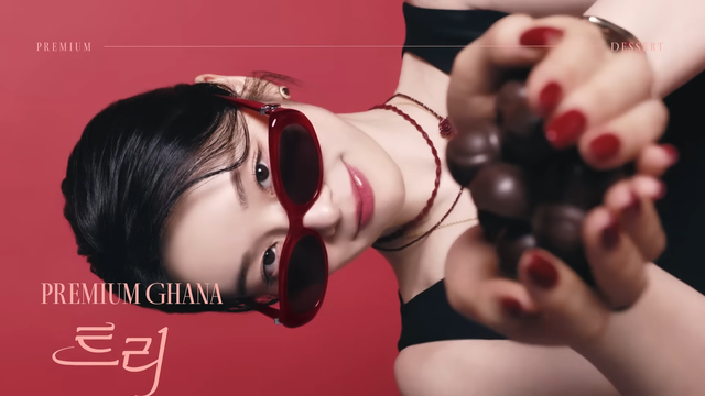 [AP신문 광고평론 No.1474]&nbsp; ​​​​​​​트리플베리를 손에 쥐고 있는 김연아. 사진 롯데웰푸드 유튜브 캡처ⓒAP신문(AP뉴스)