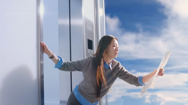 [AP신문 광고평론 No.1487]&nbsp; ​​​​​​​엘리베이터를 주요 오브제로 사용한다. 사진 한솔그룹 유튜브 캡처ⓒAP신문(AP뉴스)