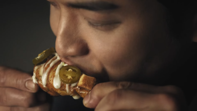 [AP신문 광고평론 No.1488] ​​​​​​​푸라닭 신제품 '마요피뇨'를 맛보는 안성재. 사진 푸라닭 치킨 유튜브 캡처ⓒAP신문(AP뉴스)