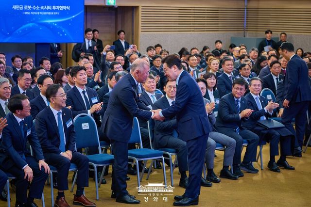 ©AP신문(AP뉴스)/이미지 제공 = 청와대 ▲이재명 대통령이 27일 전북 군산새만금컨벤션센터에서 열린 새만금 로봇·수소·AI 시티 투자협약식에서 축사를 마친 뒤 정의선 현대차그룹 회장과 악수하고 있다.