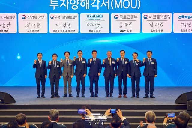©AP신문(AP뉴스)/이미지 제공 = 청와대 ▲이재명 대통령과 정의선 현대자동차그룹 회장 등이 27일 전북 군산시 새만금 컨벤션센터에서 열린 새만금 로봇·수소·AI 시티 투자협약식에서 투자협약을 체결한 뒤 기념촬영을 하고 있다.