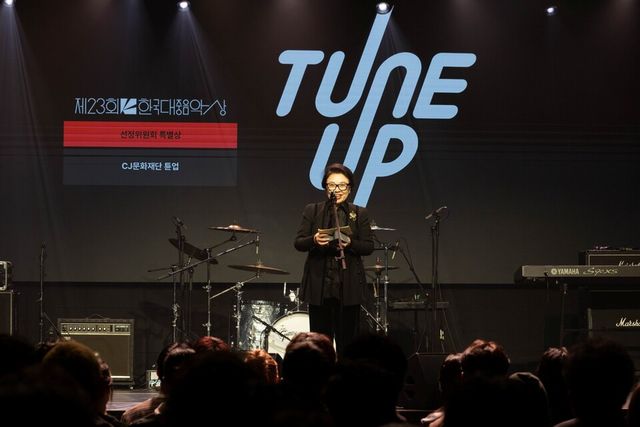 ©AP신문(AP뉴스)/이미지 제공 = 한국대중음악상 ▲민희경 CJ사회공헌추진단장이 지난 26일 서울 마포구 무신사 개러지에서 열린 제23회 한국대중음악상에 참석해 'CJ문화재단 튠업'에 대한 선정위원회 특별상 수상 소감을 발표하고 있다.