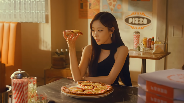 [AP신문 광고평론 No.1476]&nbsp; ​​​​​​​피자를 먹고 있는 에스파 멤버 지젤. 사진 노모어피자 유튜브 캡처ⓒAP신문(AP뉴스)