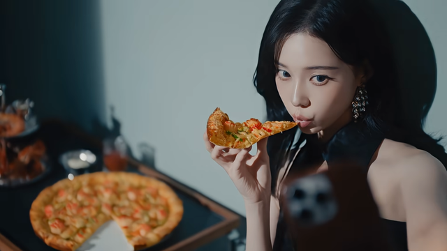 [AP신문 광고평론 No.1476]&nbsp; ​​​​​​​피자를 들고 셀카를 찍는 에스파 멤버 윈터. 사진 노모어피자 유튜브 캡처ⓒAP신문(AP뉴스)