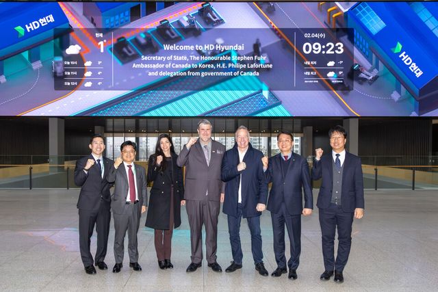 ©AP신문(AP뉴스)/이미지 제공 = HD현대 ▲스티븐 퓨어 캐나다 국방조달장관 일행이 HD현대 글로벌R&D센터에서 기념 촬영을 하고 있다 (사진 오른쪽에서 두번째부터 HD현대중공업 박용열 함정사업본부장, 스티븐 퓨어 캐나다 국방조달장관, 필립 라포튠 주한 캐나다 대사).