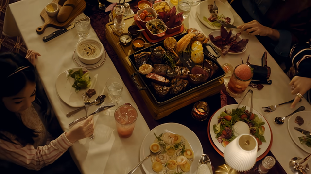 [AP신문 광고평론 No.1478]&nbsp;​​​​​​​겨울철 대표 메뉴를 먹고 있는 가족들의 모습. 사진 아웃백 스테이크하우스 유튜브 캡처ⓒAP신문(AP뉴스)