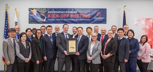 ©AP신문(AP뉴스)/이미지 제공 = LIG넥스원 ▲LIG넥스원은 4일(현지시간) L3해리스와 미국 포트웨인 현지에서 기상탑재체 개발 착수회의를 개최했다. 사진은 LIG넥스원 최종진 부사장(가운데에서 오른쪽), L3해리스 폴 월로셱 부사장(가운데에서 왼쪽) 등 착수회의에 참석한 주요 인사들이 기념사진 촬영을 하고 있다.