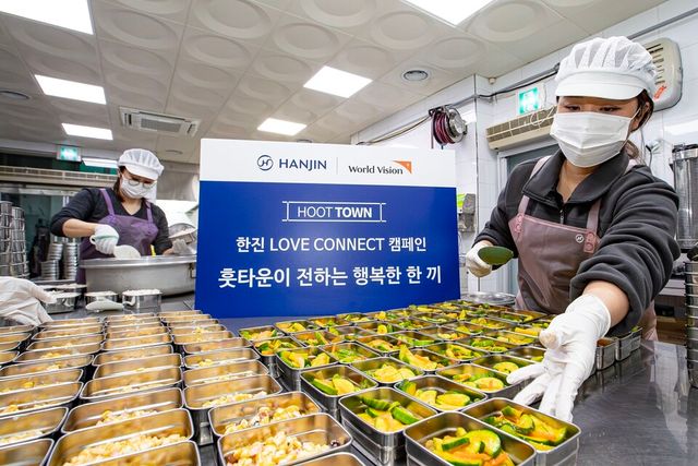 ©AP신문(AP뉴스)/이미지 제공 = ㈜한진 ▲한진은 6일 글로벌 해외 직구 플랫폼 ‘훗타운(HOOT TOWN)’ 등 서비스 수익금 일부로 조성한 후원금을 월드비전 서울서부사업본부에 전달하고, 임직원들이 결식아동들을 위해 제공될 도시락 반찬을 직접 조리하고 정성스럽게 포장하는 등의 현장 봉사에도 참여했다.