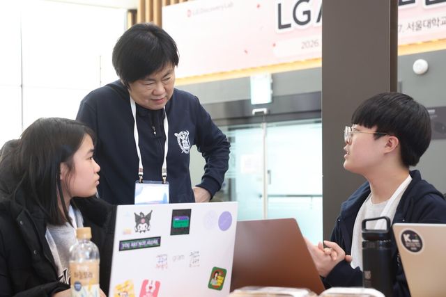 ©AP신문(AP뉴스)/이미지 제공 = LG그룹 ▲LG AI 청소년 캠프 3기에 참가한 청소년들이 유준희 서울대 물리교육과 교수의 멘토링을 받고 있다.