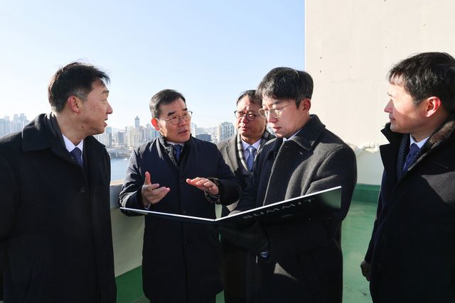 ©AP신문(AP뉴스)/이미지 제공 = 대우건설 ▲김보현 대우건설 대표이사 사장(왼쪽 두 번째)이 지난 1월 22일 서울 성동구 성수전략정비구역 제4지구 재개발 사업지에서 건축사업본부 임직원들과 대화를 나누고 있다.