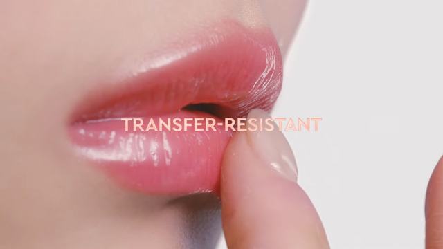 [AP신문 광고평론 No.1479]&nbsp; ​​​​​​​제품 지속력을 보여준다. 사진 아모레몰 글로벌 유튜브 캡처ⓒAP신문(AP뉴스)