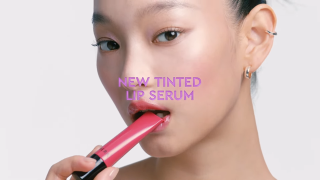 [AP신문 광고평론 No.1479]&nbsp; 헤라가 신제품 '센슈얼 틴티드 샤인 립 세럼' 캠페인을 공개했다. 사진 아모레몰 글로벌 유튜브 캡처ⓒAP신문(AP뉴스)